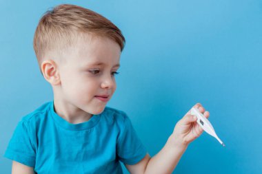 Bir termomether ile hasta küçük çocuk, onun yüksekliği ölçme