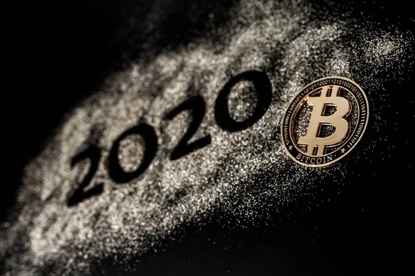Frohes neues Jahr 2020. Kreative Collage aus Zahlen zwei und null bildete das Jahr 2020. schöne funkelnde goldene Zahl 2020 und Bitcoin auf schwarzem Hintergrund zum Design — Stockfoto
