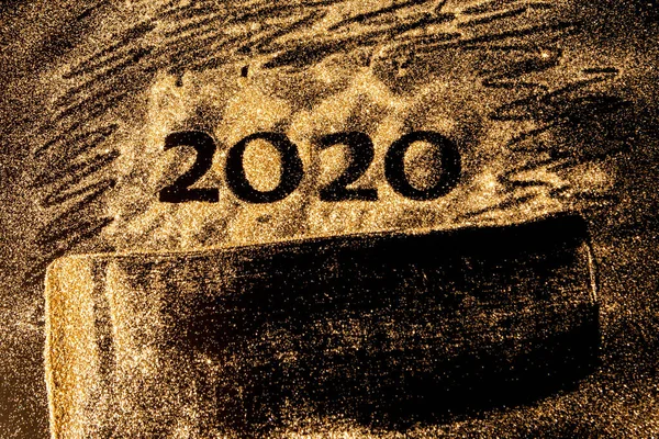 2020年新年快乐。2020年，数字二和零的创意拼贴构成。美丽的闪闪发光的黄金数字2020黑色背景设计. — 图库照片