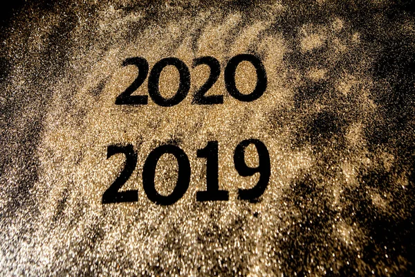 Όμορφη αφρώδη Golden Numbers του 2019 έως 2020 σε μαύρο φόντο για το σχεδιασμό, χαρούμενη έννοια του νέου έτους — Φωτογραφία Αρχείου