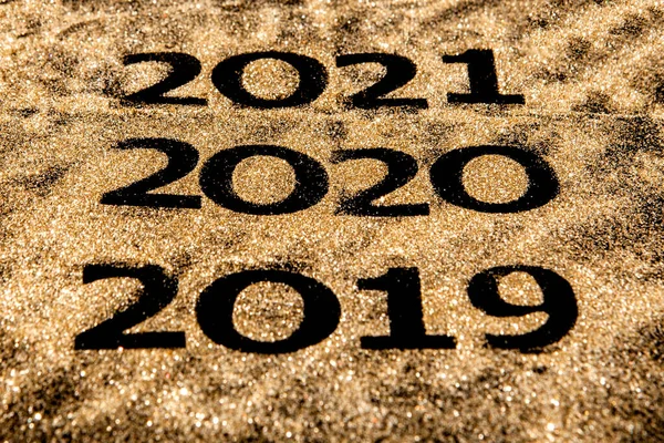 Números dourados brilhantes bonitos de 2019 a 2020 em fundo preto para design, conceito de feliz ano novo — Fotografia de Stock
