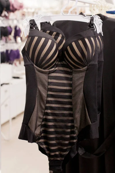 Vareity av BH hängande i underkläder underkläder store. Annonsera, försäljning, Fashion-konceptet — Stockfoto