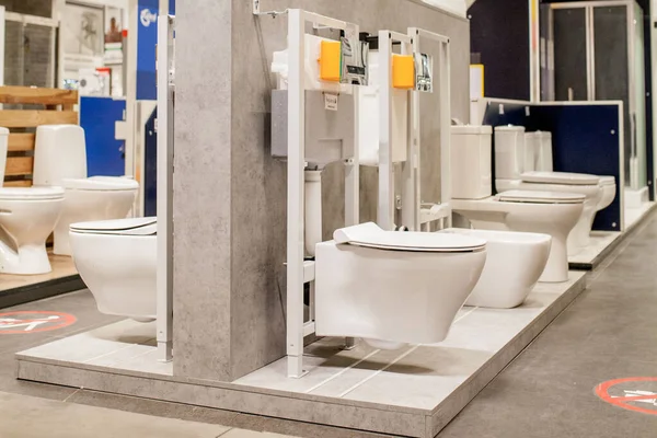 Nowy wyświetlacz miski WC w hipermarkecie domu produktów i budownictwa — Zdjęcie stockowe
