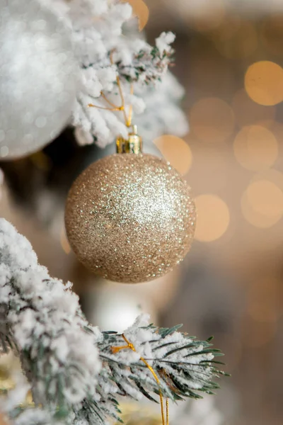 Árvore de Natal com brinquedos e neve decorativa para um feliz ano novo — Fotografia de Stock