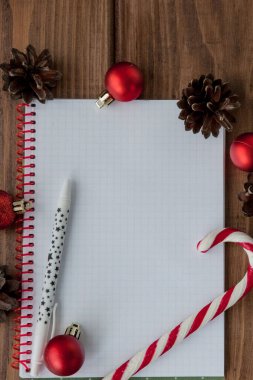 Ahşap bir arka planda Noel ya da Yeni Yıl planlama