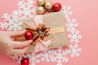 Pembe arka planda fiyonklu kadın el ele tutuşuyor. Festival