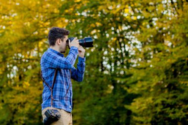 Profesyonel fotoğrafçı ve iki kamera çalışıyor.