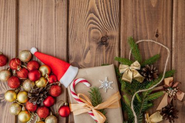 Noel hediye kutusu, ahşap sekmesinde gıda dekor ve köknar ağacı dalı