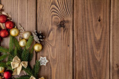 Yeni yıl oyuncakları ve köknar ağacı dalıyla Noel arkaplanı