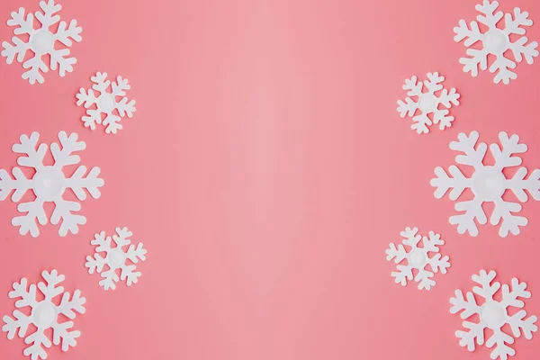 Patrón de invierno hecho de copos de nieve y sobre fondo rosa. Cristo. — Foto de Stock