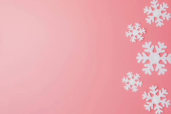 Patrón de invierno hecho de copos de nieve y sobre fondo rosa. Cristo. —  Fotos de Stock