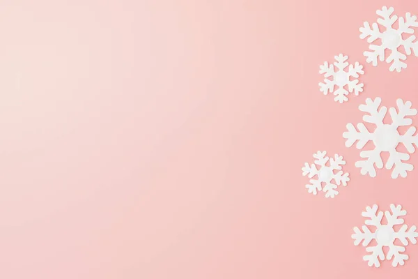 Patrón de invierno hecho de copos de nieve y sobre fondo rosa. Cristo. —  Fotos de Stock