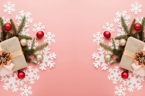 Närbild skott av liten gåva insvept med band på rosa backgrou — Stockfoto