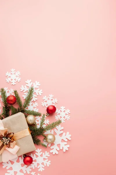 Close-up shot van kleine gift verpakt met lint op roze backgrou — Stockfoto