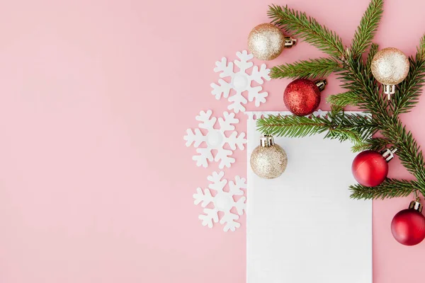 Nieuwjaarsconcept. Doelen lijst in notitieblok, geschenkdoos en kerst — Stockfoto