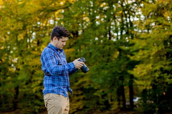 Fotógrafo profissional em ação com duas câmeras em um deve — Fotografia de Stock