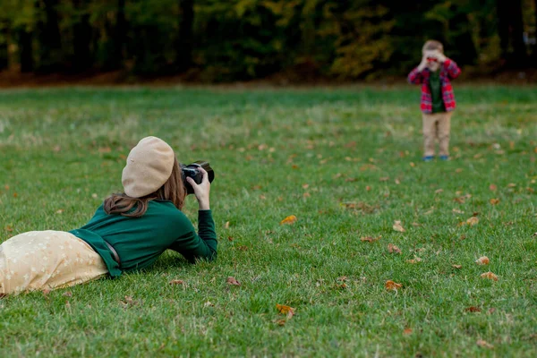 Fotografo donna fotografare il bambino a trascorrere fuori in t — Foto Stock