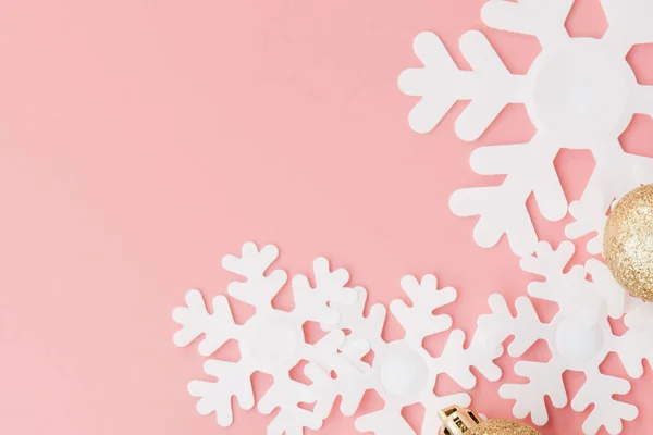 Kerstcadeau in vrouwenhanden en notitieboekje op een roze achtergrond — Stockfoto