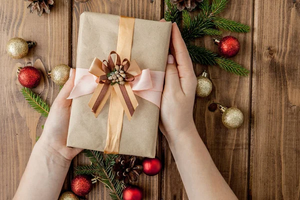 Kerst achtergrond met geschenkdozen, papier rools en decoratie — Stockfoto