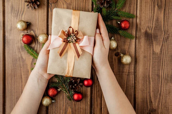Kerst achtergrond met geschenkdozen, papier rools en decoratie — Stockfoto