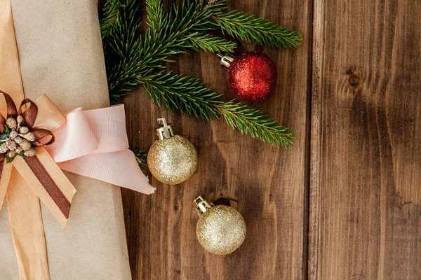 Рождественская подарочная коробка, декор и ветка елки на деревянном столе. T — стоковое фото