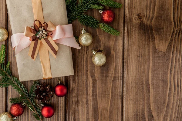 Рождественская подарочная коробка, декор и ветка елки на деревянном столе. T — стоковое фото