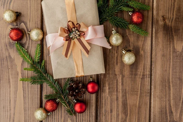 Coffret cadeau de Noël, décor et branche de sapin sur table en bois. T — Photo