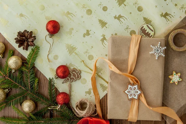 Kerstgeschenkdoos, decor en dennenboom tak op houten tafel. T — Stockfoto