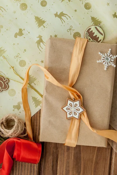 Kerstgeschenkdoos, decor en dennenboom tak op houten tafel. T — Stockfoto