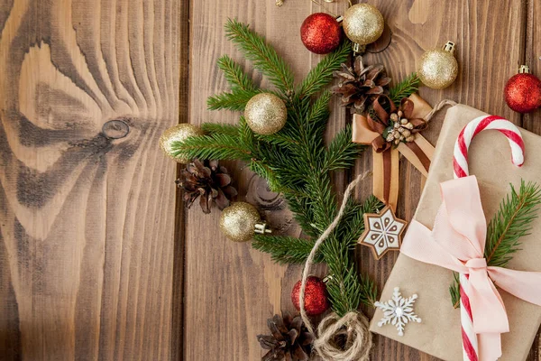 Kerstgeschenkdoos, decor en dennenboom tak op houten tafel. T — Stockfoto