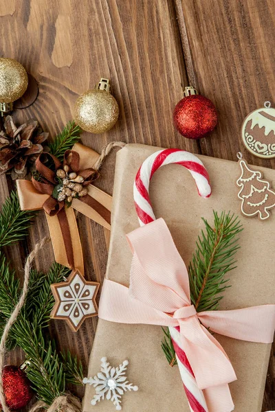 Vánoční dárková krabice, výzdoba a větev jedle na dřevěném stole. T — Stock fotografie