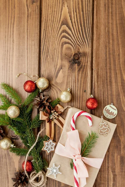 Coffret cadeau de Noël, décor et branche de sapin sur table en bois. T — Photo