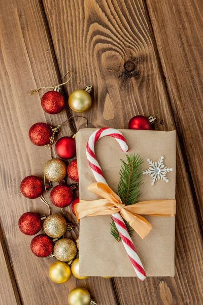 Coffret cadeau de Noël, décor et branche de sapin sur table en bois. T — Photo