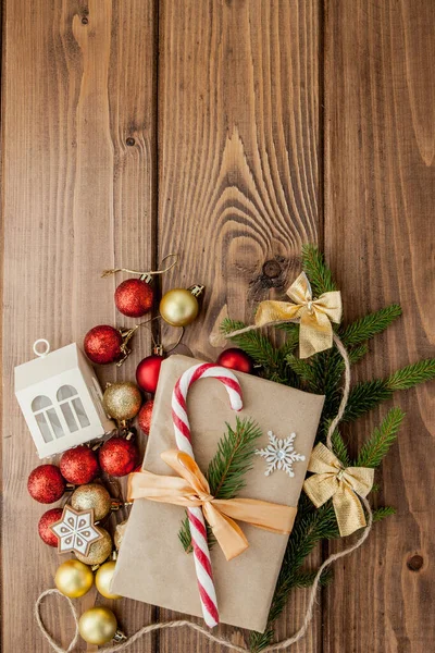 Coffret cadeau de Noël, décor alimentaire et branche de sapin sur onglet en bois — Photo