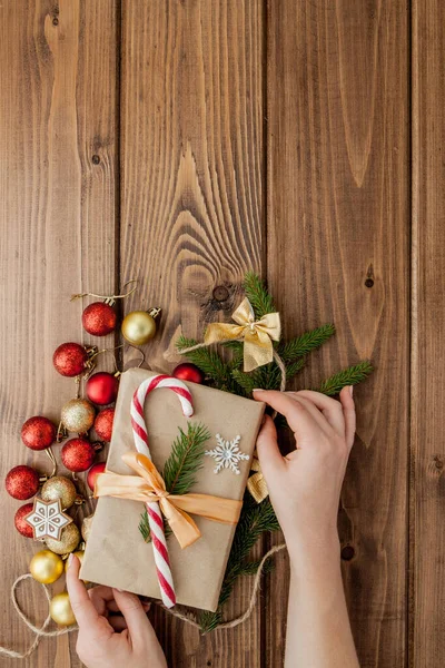 Kvinnans händer inslagning julklapp, närbild. Oberedd chri — Stockfoto