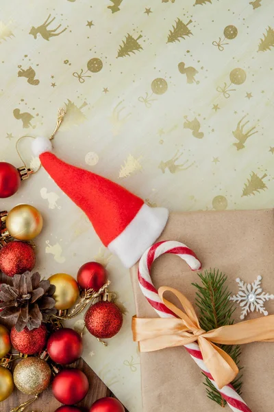 Рождественская подарочная коробка, декор и ветка елки на деревянном счете — стоковое фото