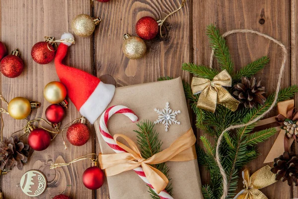 Coffret cadeau de Noël, décor alimentaire et branche de sapin sur onglet en bois — Photo