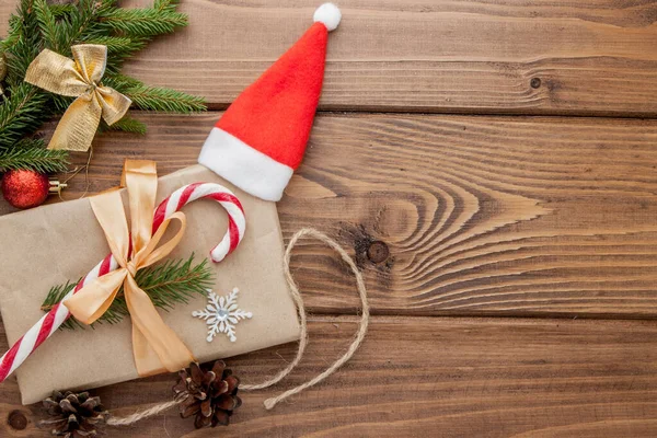 Рождественская подарочная коробка, декор и ветка елки на деревянном счете — стоковое фото
