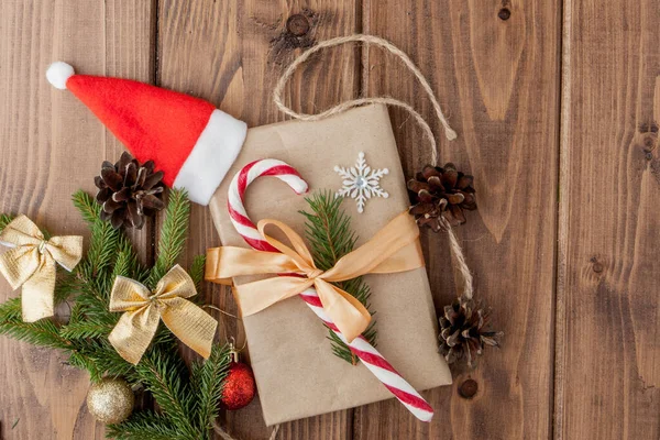 Vánoční dárková krabička, potravin výzdobou a jedlové větve stromu dřevěné kartě — Stock fotografie