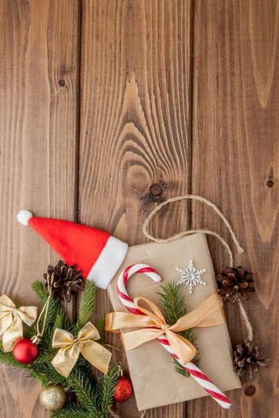 De doos van de gift van Kerstmis, voedsel decor en Spar boomtak op houten tabblad — Stockfoto