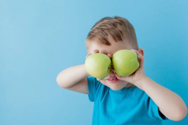 Little Boy mavi arka plan, di elinde bir Elma holding