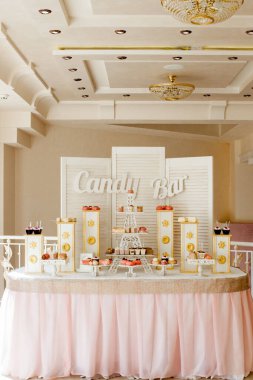 Gelin ve damat için bez ve bez ile süslenmiş şölen masası.