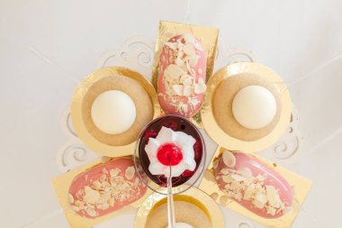 Meyveli tatlılar, krema, bisküvi. Tatlının farklı türleri