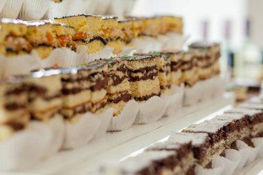 Dilim kek dağınık masa, kopya alanı üzerinde ürün yelpazesine. Lezzetli tatlılar, Restoran Menü kavramı, üstten görünüm birkaç dilim