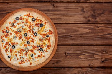 Mozzarella peynirli pizza, tavuk, zeytin, baharat. İtalyanca 