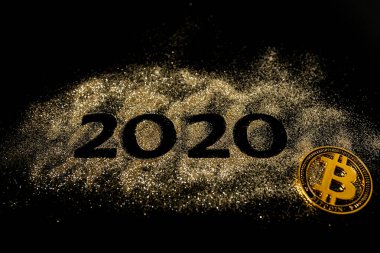 Mutlu Yıllar 2020 . 2020 yılını oluşturan iki ve sıfır rakamlarının Yaratıcı Kolajı. Güzel pırıl pırıl Altın sayı 2020 ve tasarım için siyah arka plan üzerinde bitcoin