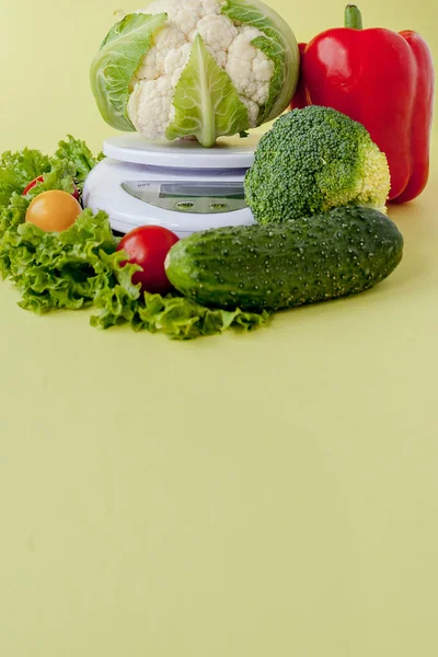 Verse groenten op vaas op gele achtergrond. Gezond eten, d — Stockfoto
