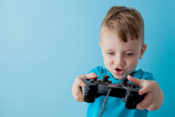 Petit garçon de 2-3 ans portant des vêtements bleus tenir dans la main j — Photo