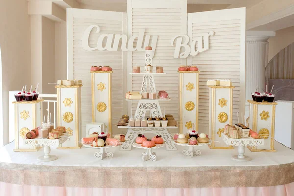 Candy Bar. Delicious sweet buffet with cupcakes. Sweet holiday b — Stock Photo, Image