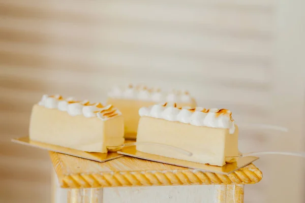 Desserts mit Früchten, Mousse, Keksen. verschiedene Arten von Süßigkeiten — Stockfoto